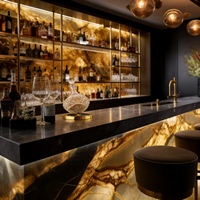 Barra de Bar de Mármol Iluminada Contemporánea de Primera Calidad con Detalles en Dorado, Muebles de Bar Ecológicos y Duraderos para Locales de Alta Gama
