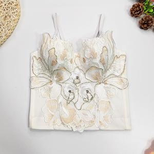 Top bustier amincissant et gainant à broderie perlée, bretelles blanches, style corset - Product Image 2