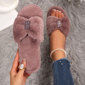 Pantoufles d'intérieur en coton léger pour femme, chaudes et douillettes en fausse fourrure, élégantes avec cristaux décoratifs - Product Image 1