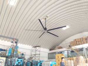 Ventilateur de plafond haute performance pour entrepôt avec pales allongées, conçu pour un refroidissement de grandes surfaces et une efficacité d'aération optimale. - Product Image 3