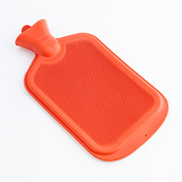 Bouteille d'eau chaude de luxe en fausse fourrure pelucheuse, capacité 2000 ml, avec caractéristiques douces pour compresses chaudes et thérapie par le froid, certifiée CE ISO