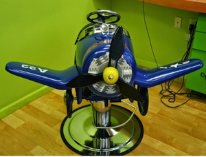 Sedia da parrucchiere per bambini in altezza regolabile divertente Design cartone animato materiale in legno sintetico struttura stabile uso da barbiere - Product Image 4