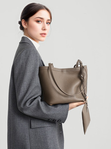Sac fourre-tout simple en cuir véritable avec grande capacité, sac à bandoulière pour femme, sac seau de style niche - Product Image 3