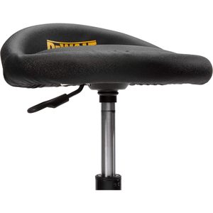 Tabouret de travail roulant robuste et réglable DEWALT avec siège rembourré, pivotant à 360 degrés, chaise de garage industrielle avec étagère de rangement - Product Image 1