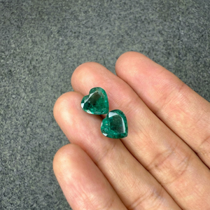 Émeraudes Naturelles Zambiennes 7,05 Ct, Forme Cœur Facettée, Paire Assortie, Pierres Précieuses Vertes Libres pour Boucles d'Oreilles de Luxe et Bijoux Fins Sur Mesure - Product Image 1