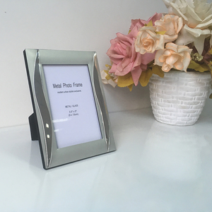 Khung ảnh kim loại dập nổi viền rộng, không khí đơn giản, nhiều kích cỡ, để bàn - Product Image 4