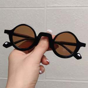 Lunettes de soleil rondes tendance rétro 2025 avec logo personnalisé, rivets punk, protection UV400, petite monture pour hommes et femmes - Product Image 4