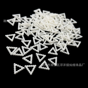 อะคริลิคเม็ดลูกปัดรูปสามเหลี่ยมสีขาวมุก อุปกรณ์ตกแต่งเครื่องประดับ DIY สำหรับตกแต่งเล็บ เคสมือถือ กิ๊บติดผม ปลอดสารพิษ ผลิตที่เฉาโจว - Product Image 1