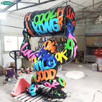 Sculpture de gorille géante colorée style graffiti tenant un baril de vin |   Décoration d'art urbain audacieuse pour la maison et le bureau