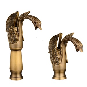 صنبور مياه على شكل بجعة من النحاس الذهبي بتصميم أوروبي فاخر - Product Image 1