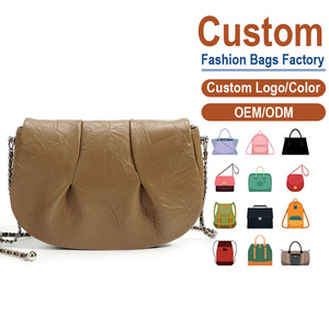 Bolso Bandolera Personalizado de Cuero Genuino con Forma de Nube, Superficie Texturizada Arrugada, Pliegues Suaves y Tridimensionales, Correa de Cadena Metálica - Product Image 1