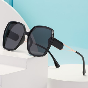 Gafas de Sol Polarizadas Tr Personalizadas a la Moda para Mujer, Estilo Coreano, Montura Grande Negra, Protección UV400, Estilo Instagram - Product Image 1
