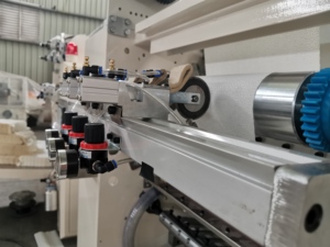 Machine à plier le papier en V entièrement automatique <span class=keywords><strong>de</strong></span> 6 L pour la production <span class=keywords><strong>de</strong></span> mouchoirs en papier avec certification CE, vitesse <span class=keywords><strong>de</strong></span> 60 à 100 m/min - Product Image 6
