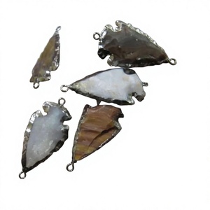 Ensemble de 2 breloques connecteurs en forme de flèche à double boucle, en jaspe naturel, avec bord électroplaqué noir oxydé - Product Image 1