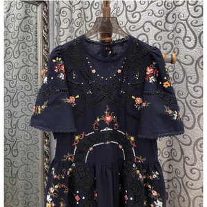 Abito Autunnale di Alta Qualità per Donna con Ricami Traforati a <span class=keywords><strong>Motivi</strong></span> Floreali Manica Corta Lunghezza Media in Cotone e Lino - Product Image 3