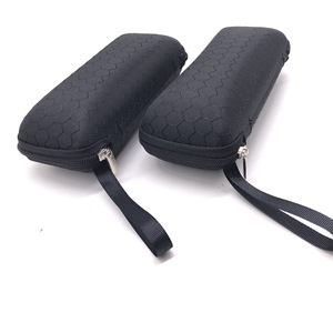 Étui à lunettes Xinpeng en EVA noir à motif hexagonal avec fermeture éclair, sac de rangement portable et protecteur pour lunettes de soleil et de vue - Product Image 1