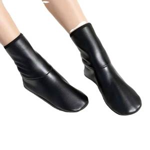 Calcetines casuales de cuero con temática islámica personalizados para hombres y mujeres para peregrinaciones de invierno y Umrah. - Product Image 1