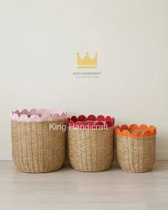 Panier de rangement en jonc de mer rose tressé du Vietnam avec nœud décoratif, organisateur artisanal pour chambre d'enfant - Product Image 3