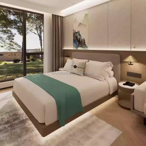 Ensembles de chambre d'hôtel 3 étoiles sur mesure : Lit rembourré Queen/King avec tête de lit douce, table de chevet, meuble TV, table d'appoint et armoire - Product Image 1