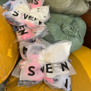 Vêtements d'été pour femmes : assortiment de tenues décontractées et élégantes, robes, t-shirts, pantalons, jupes courtes, hauts – Vente en gros, livraison aléatoire - Product Image 1