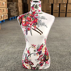 Manichino Mezzo Busto Femminile in Chiffon con Inserti in Schiuma, Stampato, per Esposizione Abiti da Sposa e Vetrine - Product Image 4