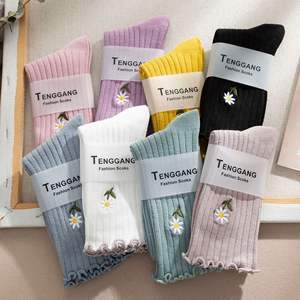 महिला नए मिड-बछड़े के पुष्प-विरोधी पर्ची कढ़ाई वाले छोटे छोटे डेज़ी स्ट्रिप्ड फीक्स कपास मोजे थोक - Product Image 1