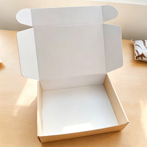 Caja de Embalaje Beige Mate de Lujo, Caja de Cartón Corrugado con Logotipo Estampado en Oro Personalizado para Ropa, Joyería y Conjuntos de Regalo - Product Image 4