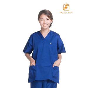 Uniforme médical bleu marine clair Air Flex à col en V, tenue quotidienne unisexe, haut de blouse médicale fonctionnel avec 3 poches pratiques et fentes latérales - Product Image 1