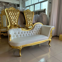 Canapé deux places de luxe de style européen orné avec accoudoirs incurvés et accents en cristal pour hôtels et événements