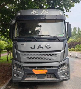 Camión Tractor JAC Transworld Q7 6x4 de Segunda Mano, Clase 560, Motor Cummins Euro 6, Camión Remolque de Servicio Pesado en Venta <span class=keywords><strong>2023</strong></span> - Product Image 1