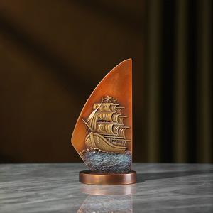 Ornement de bureau en laiton en forme de voilier 'Navigation en douceur' de Copper Art Workshop, design traditionnel, en cuivre - Product Image 2