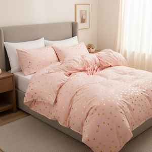 Ensemble <span class=keywords><strong>de</strong></span> <span class=keywords><strong>housse</strong></span> <span class=keywords><strong>de</strong></span> <span class=keywords><strong>couette</strong></span> en <span class=keywords><strong>or</strong></span> <span class=keywords><strong>rose</strong></span> - 300 fils - Polyester écologique - Volants (1 <span class=keywords><strong>couette</strong></span> + 2 taies d'oreiller) - Design moderne et luxueux personnalisable - Product Image 3