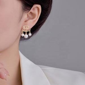 Boucles d'oreilles à clous pour femmes de luxe, tendance, en argent S925, avec micro-incrustations de zircon, lettre, plaqué or, perle dynamique, pompon, cadeau - Product Image 5