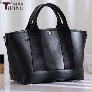 กระเป๋าโท้ทหนังแท้สำหรับผู้หญิง Tiding สีดำ ความจุขนาดใหญ่ พร้อมตัวล็อคแม่เหล็ก กระเป๋าสะพายไหล่ลำลอง ฤดูใบไม้ผลิ 2024 - Product Image 1