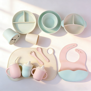 Nouveauté : Vaisselle <span class=keywords><strong>pour</strong></span> enfants en <span class=keywords><strong>silicone</strong></span> incassable avec logo personnalisé, comprenant un bol, une tasse, une cuillère, une fourchette et une assiette <span class=keywords><strong>pour</strong></span> l'alimentation des bébés - Product Image 1