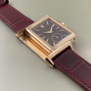 Montre rectangulaire réversible pour homme avec petite seconde, boîtier en métal poli, bracelet en cuir bordeaux pour affaires et événements - Product Image 4
