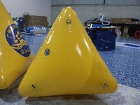 Bouée de natation gonflable en PVC en forme de pyramide triangulaire Zongzi 1m 3kg personnalisable avec logo pour usage en hôtel et complexe hôtelier
