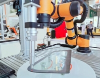 Le robot collaboratif AUBO I10 et les travailleurs réalisent une coopération humain-machine pour réaliser une série de travaux et de tâches d'assemblage