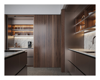 Système de cuisine sur mesure, garde-manger dissimulé, appareils électroménagers encastrés, îlot de cuisine en marbre, armoire de présentation avec éclairage LED