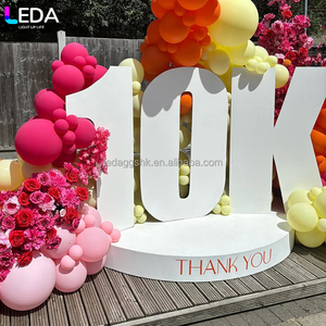 Décorations pour événements de mariage LEDA, chiffres en acrylique blancs modernes, ballons suspendus, toile de fond - Product Image 3