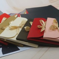 Boîte cadeau en papier de qualité supérieure avec logo personnalisé, enveloppe en papier, boîte cadeau pliante en une seule pièce, couleur unie, ruban de soie rouge, plateau pliant pour fête