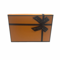 Boîte cadeau carrée biodégradable personnalisée avec estampage doré, gaufrage, pelliculage mat, vernissage UV et fermeture magnétique