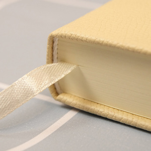 Carnet en PU avec logo embossé personnalisé, couverture douce au toucher, journal de voyage d'affaires avec ruban marque-page - Product Image 2