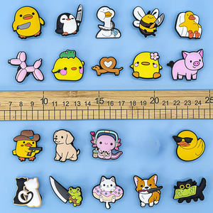 2025 venta al por mayor creativo DIY amarillo pato gato salamandra zapato encanto <span class=keywords><strong>PVC</strong></span> y accesorios de goma dibujos animados Animal zuecos decoración a granel - Product Image 3