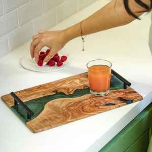 Plateaux artisanaux avec des surfaces en résine lisse et une texture de bois naturelle offrant une façon sophistiquée de servir les repas et les boissons - Product Image 2