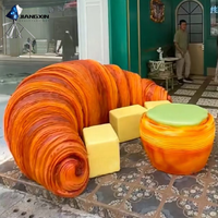 Sculpture de canapé en forme de croissant - Siège en fibre de verre inspiré de la boulangerie avec texture de croûte dorée pour les terrasses de cafés et les espaces commerciaux