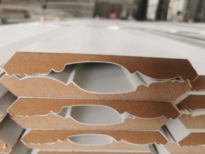 Couronnes de criques apprêtées 11/16 ''X 4 1/2'' Moulure en MDF articulée en bois de pin pour applications hôtelières - Product Image 2