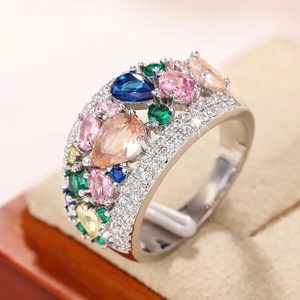 Anello a Goccia Arcobaleno per Donne, Design Geometrico Colorato, Accessorio da Dito per Uso Quotidiano - Product Image 4