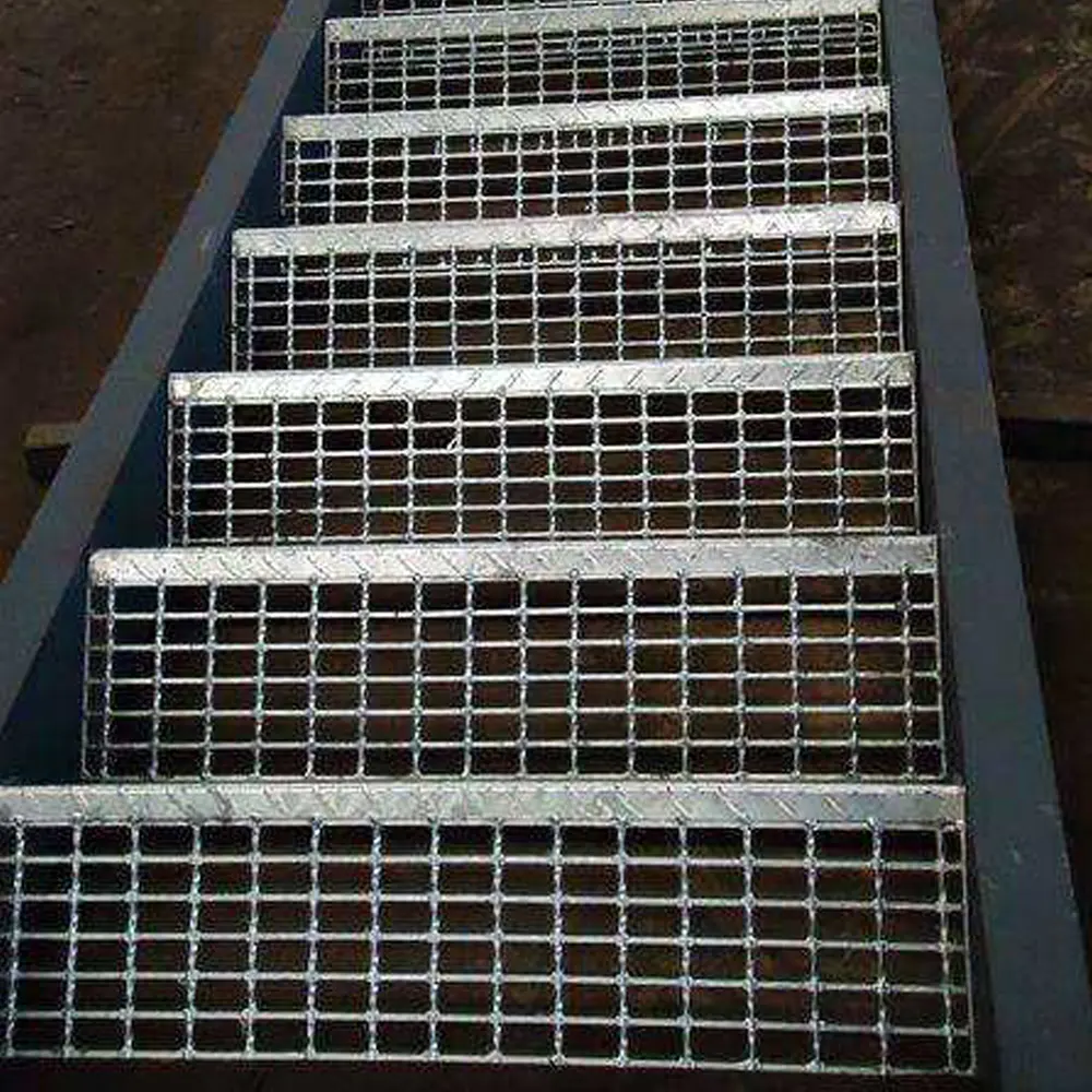 Bandes de roulement industrielles d'escalier en acier pour échelles à marches Caillebotis en acier Escaliers galvanisés Bandes de roulement d'escalier en acier pour l'extérieur