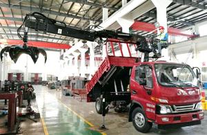 Grúa montada en camión Dongfeng / HOWO especial para madera, para entrega de madera y chatarra - Product Image 3